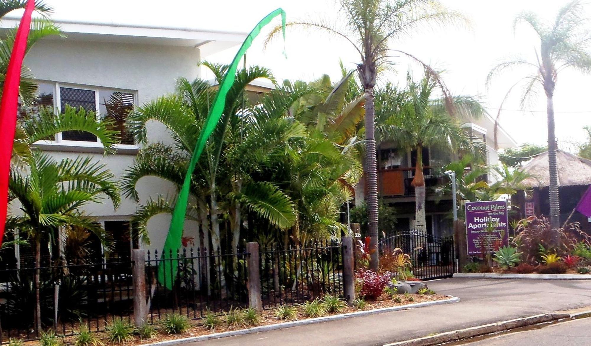 Coconut Palms On The Bay Aparthotel Hervey Bay Bagian luar foto