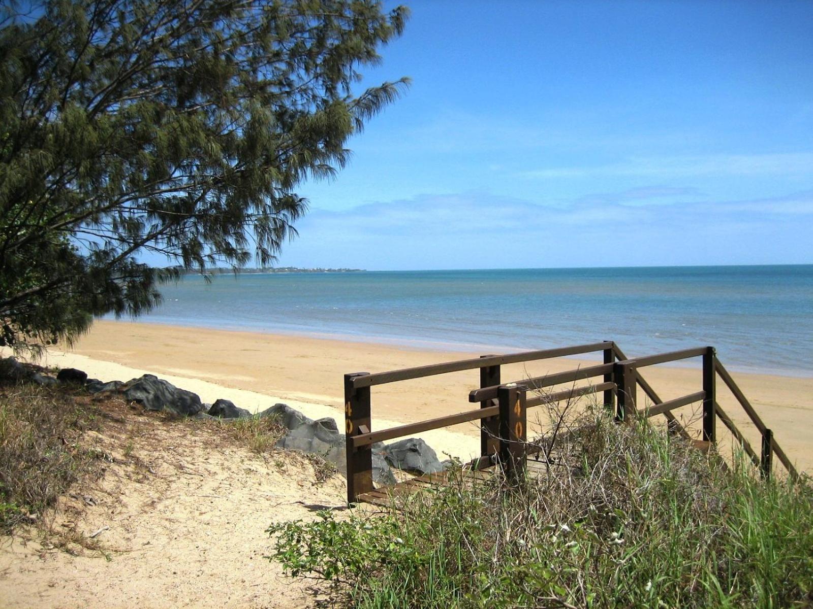 Coconut Palms On The Bay Aparthotel Hervey Bay Bagian luar foto