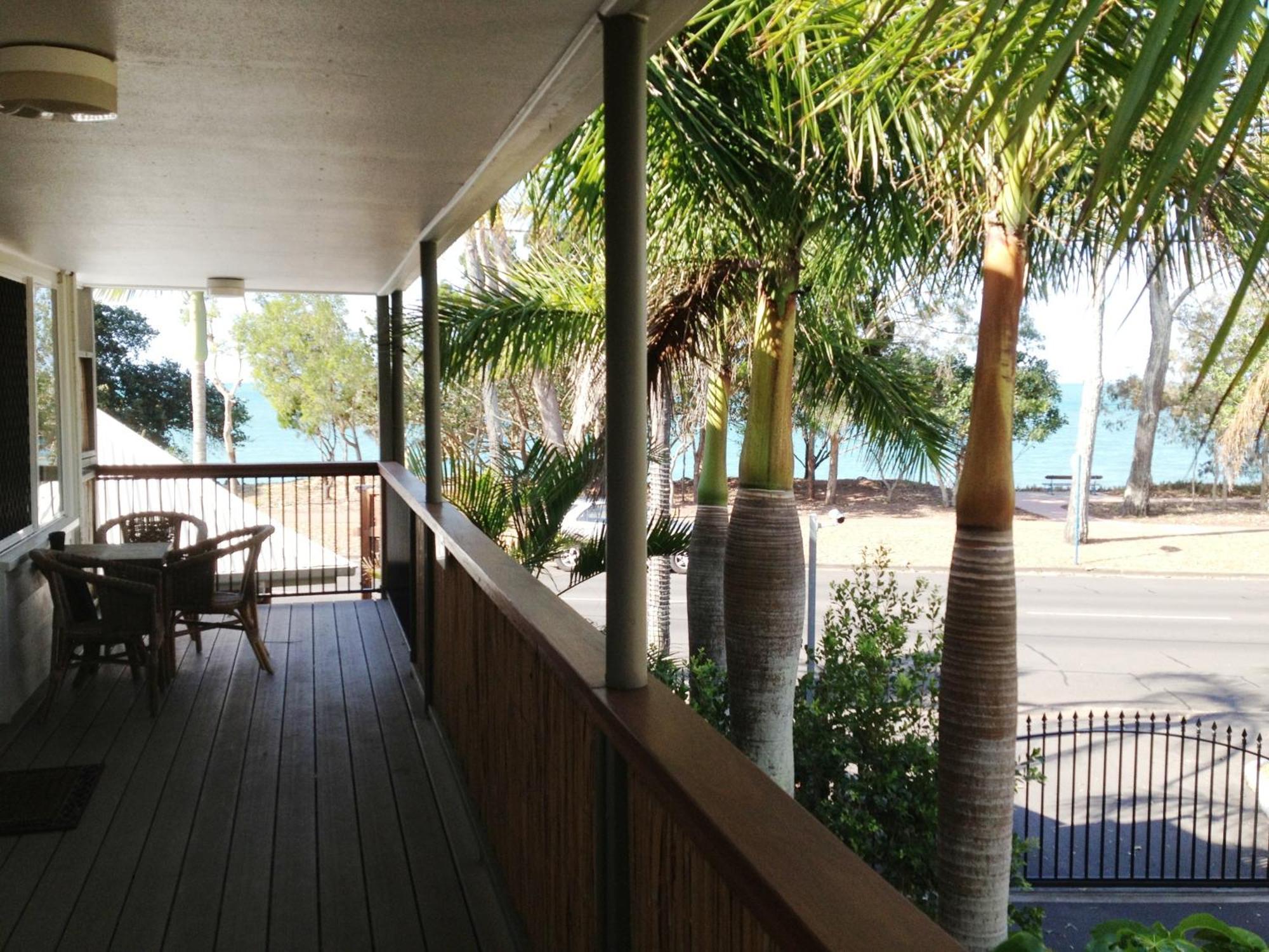 Coconut Palms On The Bay Aparthotel Hervey Bay Bagian luar foto