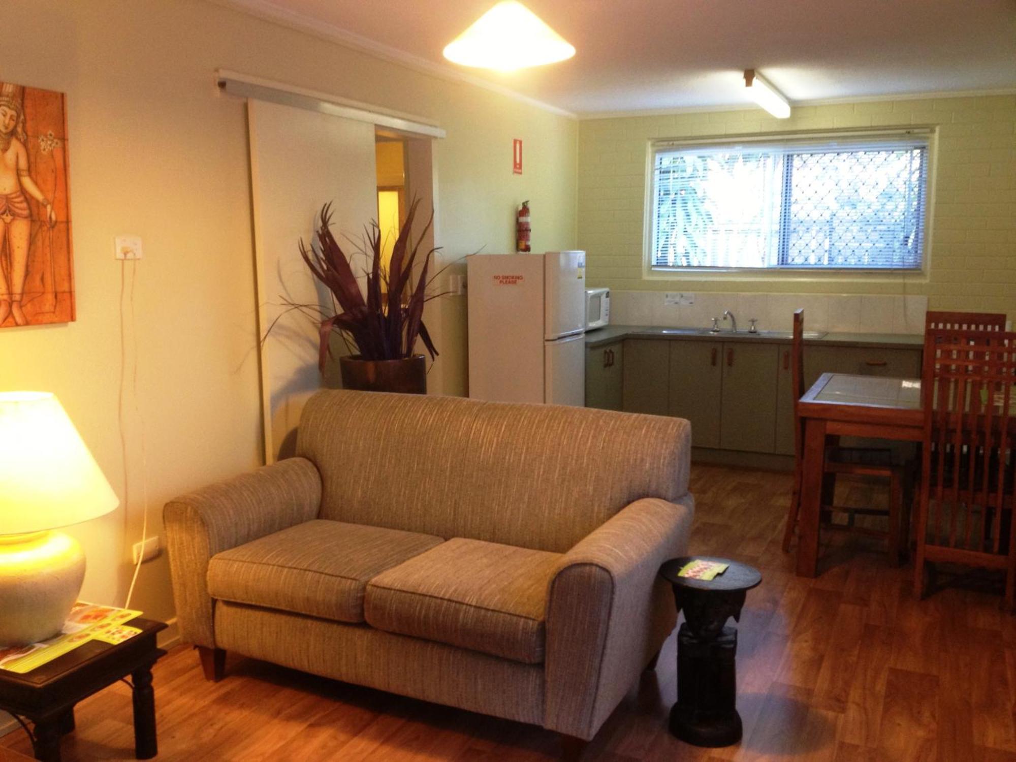 Coconut Palms On The Bay Aparthotel Hervey Bay Bagian luar foto