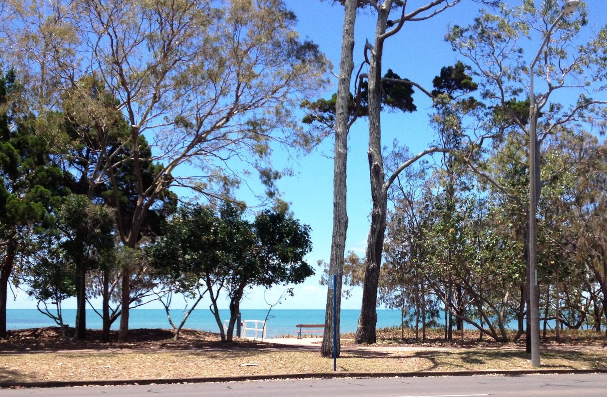 Coconut Palms On The Bay Aparthotel Hervey Bay Bagian luar foto