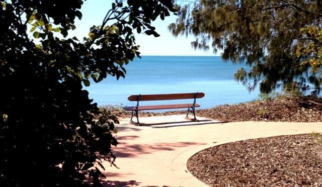 Coconut Palms On The Bay Aparthotel Hervey Bay Bagian luar foto