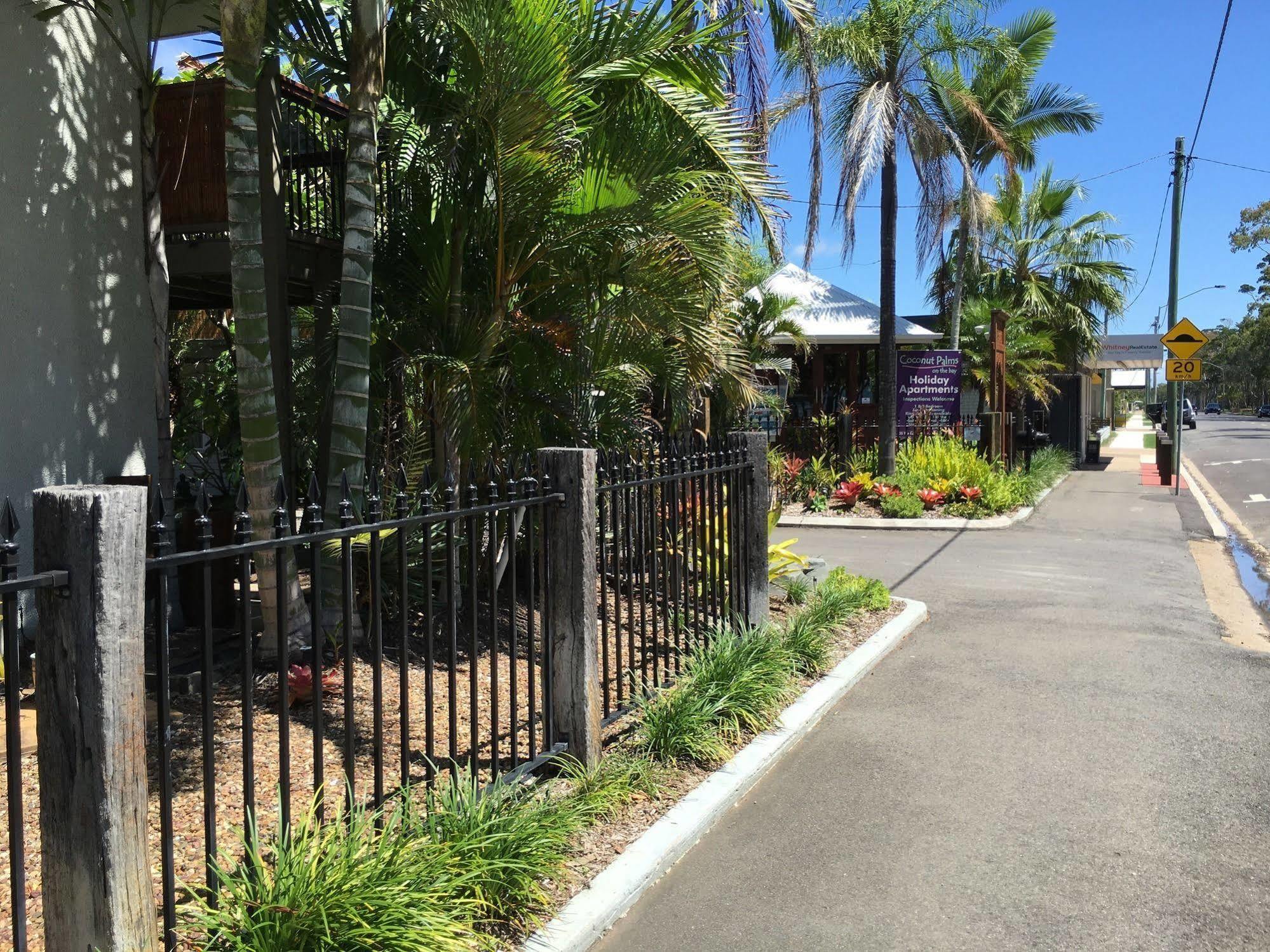 Coconut Palms On The Bay Aparthotel Hervey Bay Bagian luar foto