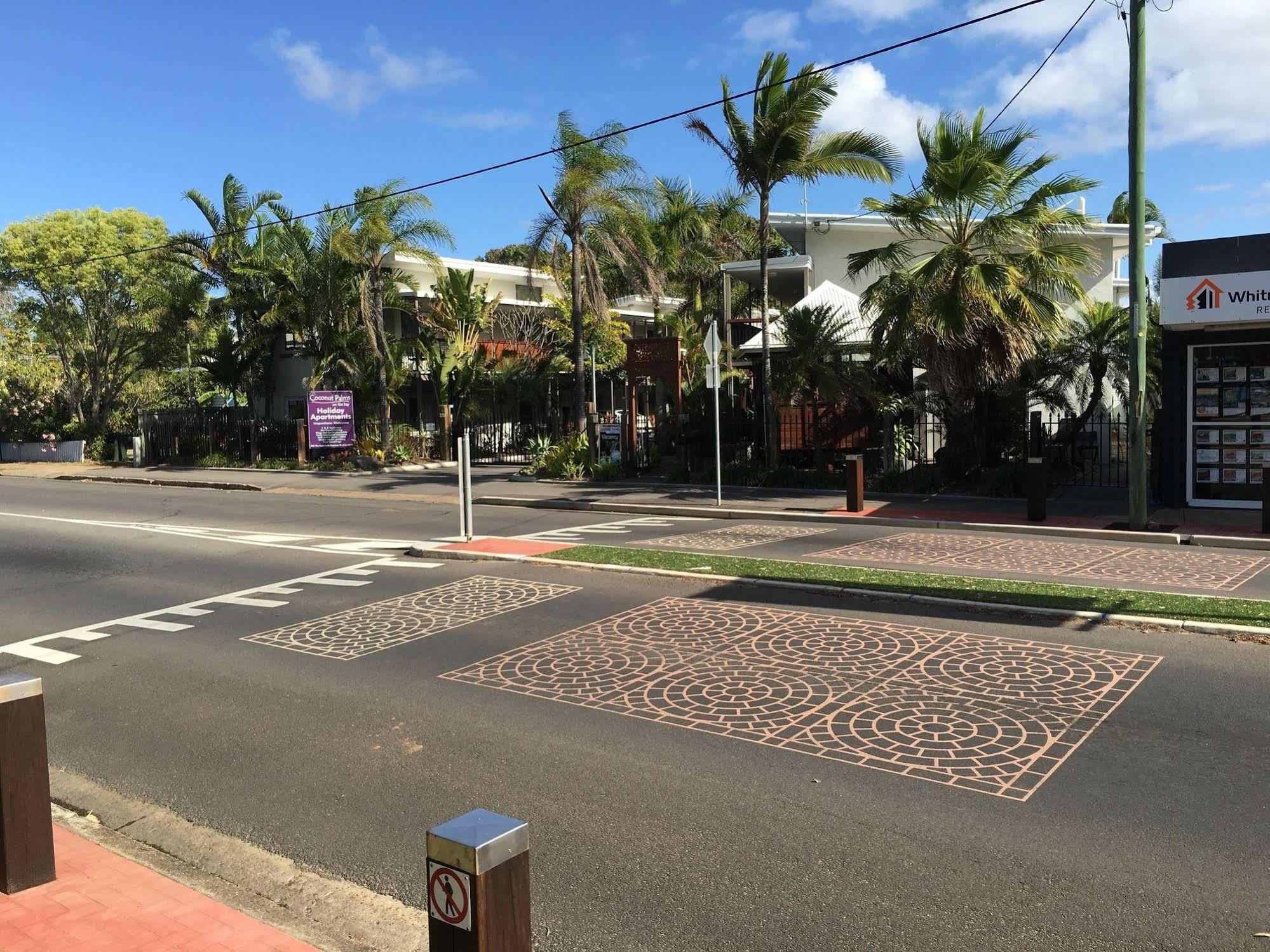 Coconut Palms On The Bay Aparthotel Hervey Bay Bagian luar foto