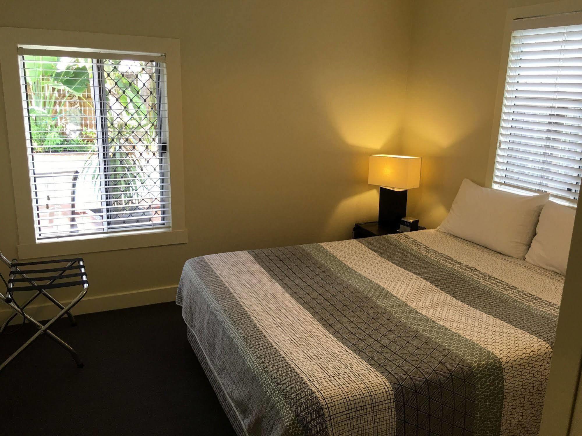 Coconut Palms On The Bay Aparthotel Hervey Bay Bagian luar foto