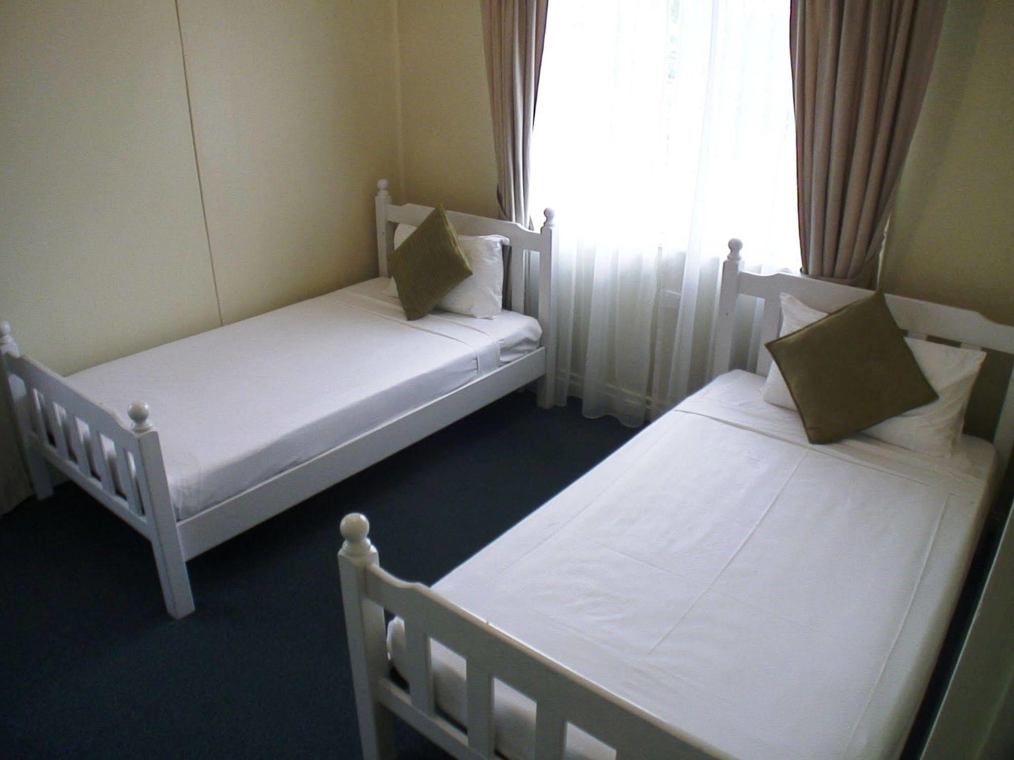 Coconut Palms On The Bay Aparthotel Hervey Bay Bagian luar foto