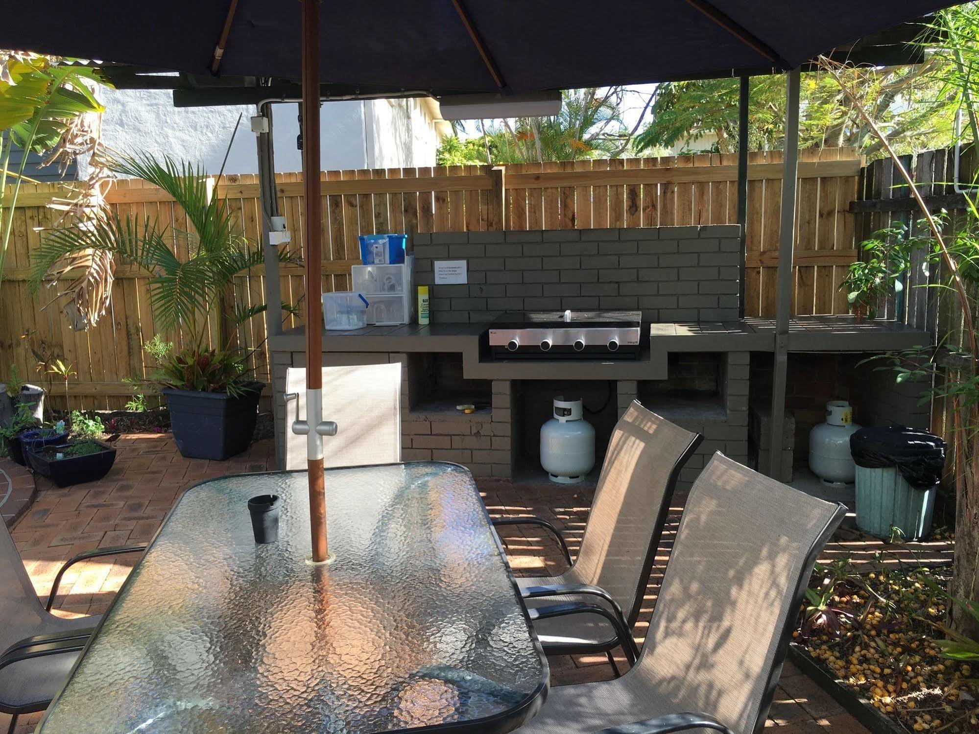 Coconut Palms On The Bay Aparthotel Hervey Bay Bagian luar foto