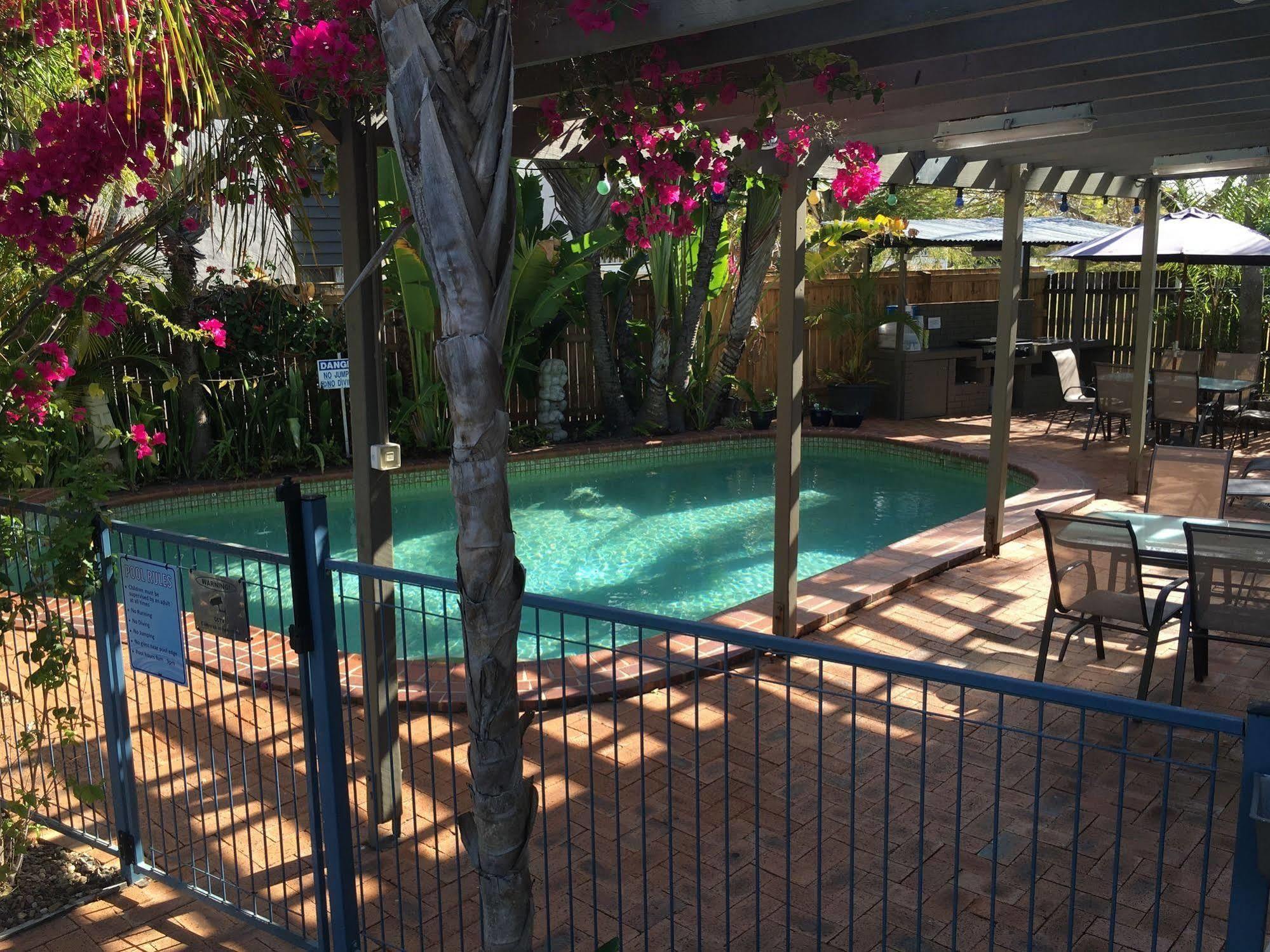 Coconut Palms On The Bay Aparthotel Hervey Bay Bagian luar foto