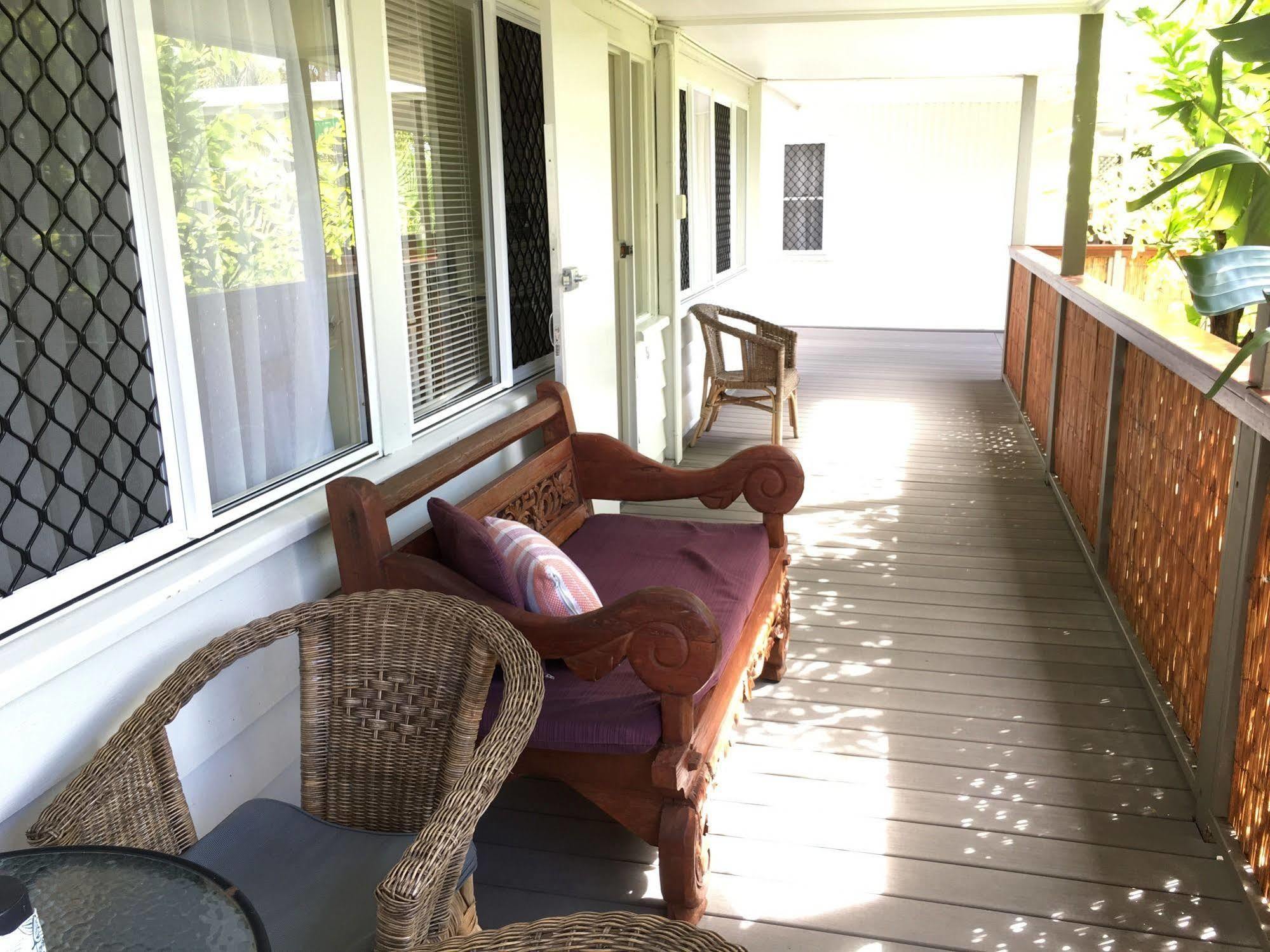 Coconut Palms On The Bay Aparthotel Hervey Bay Bagian luar foto