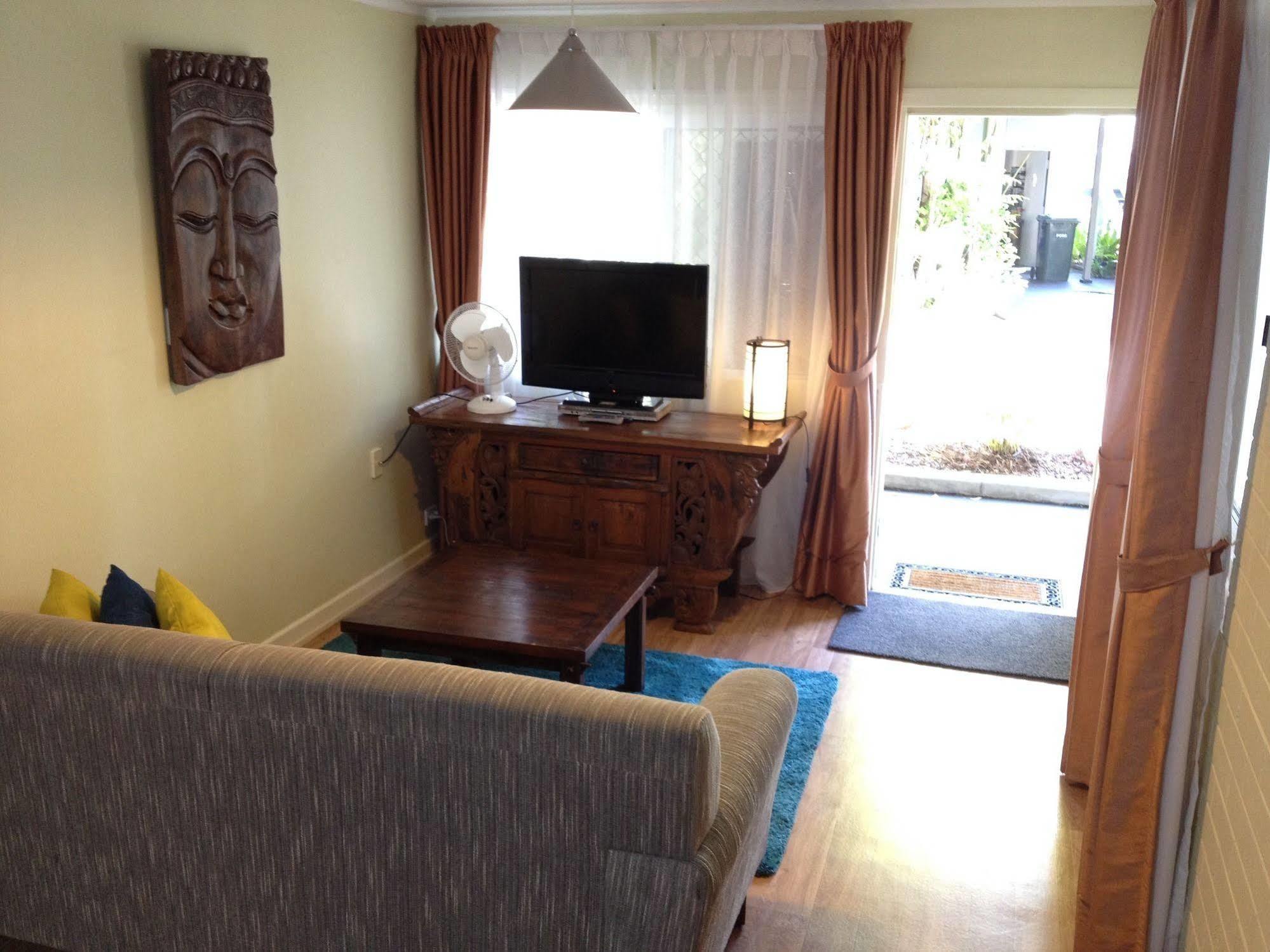Coconut Palms On The Bay Aparthotel Hervey Bay Bagian luar foto