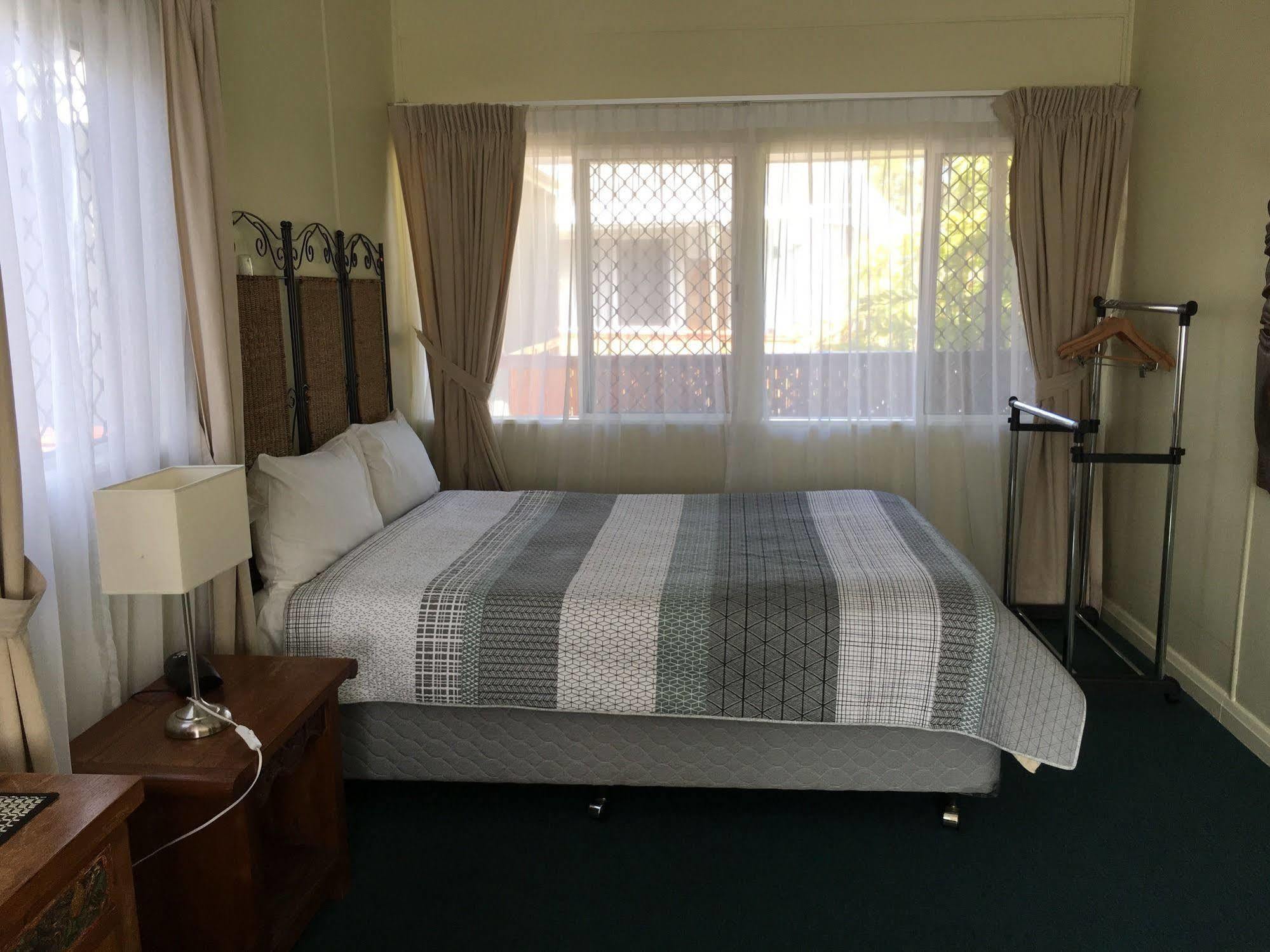 Coconut Palms On The Bay Aparthotel Hervey Bay Bagian luar foto